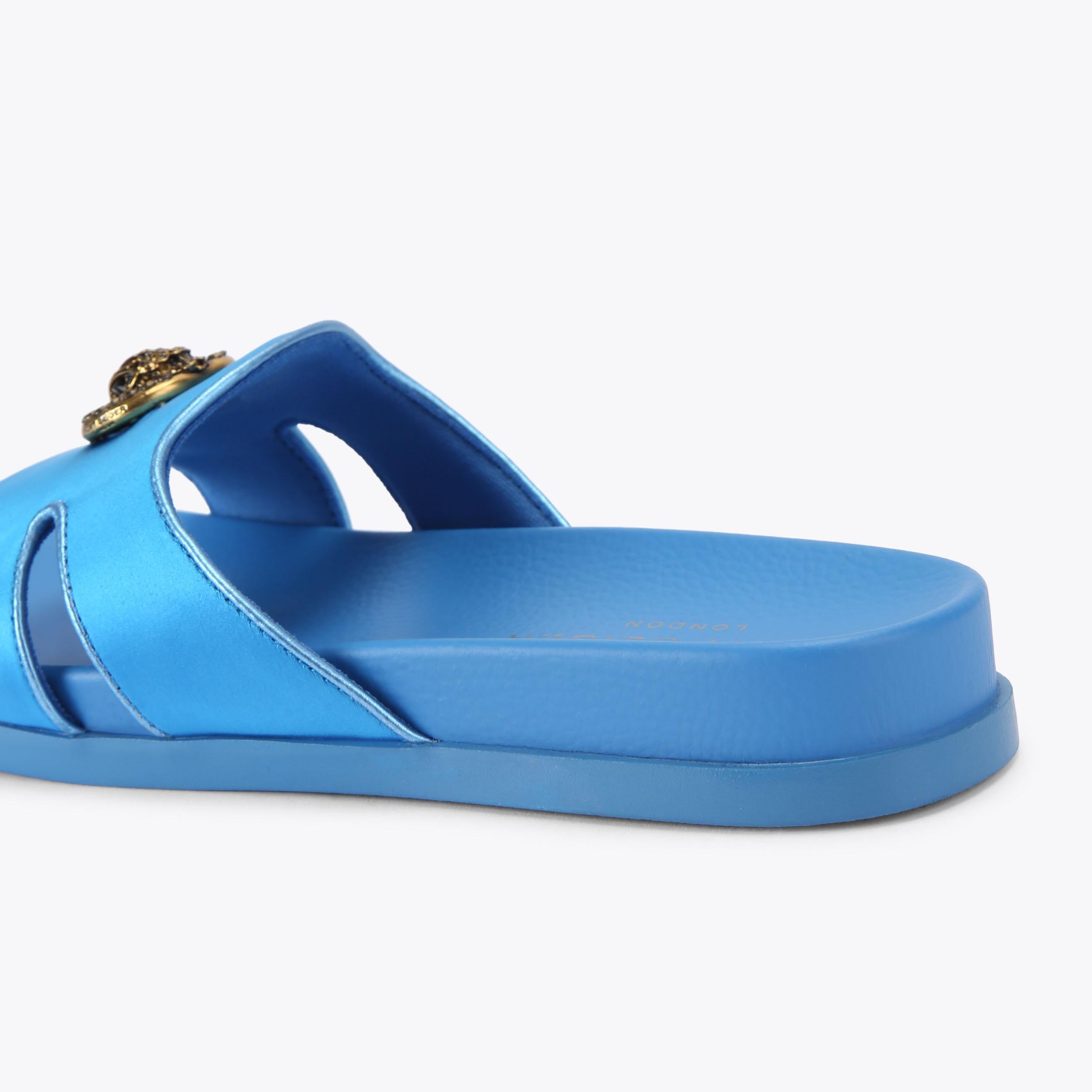Chelsea Cut Out — Bright Blue Fabric Slide, detail